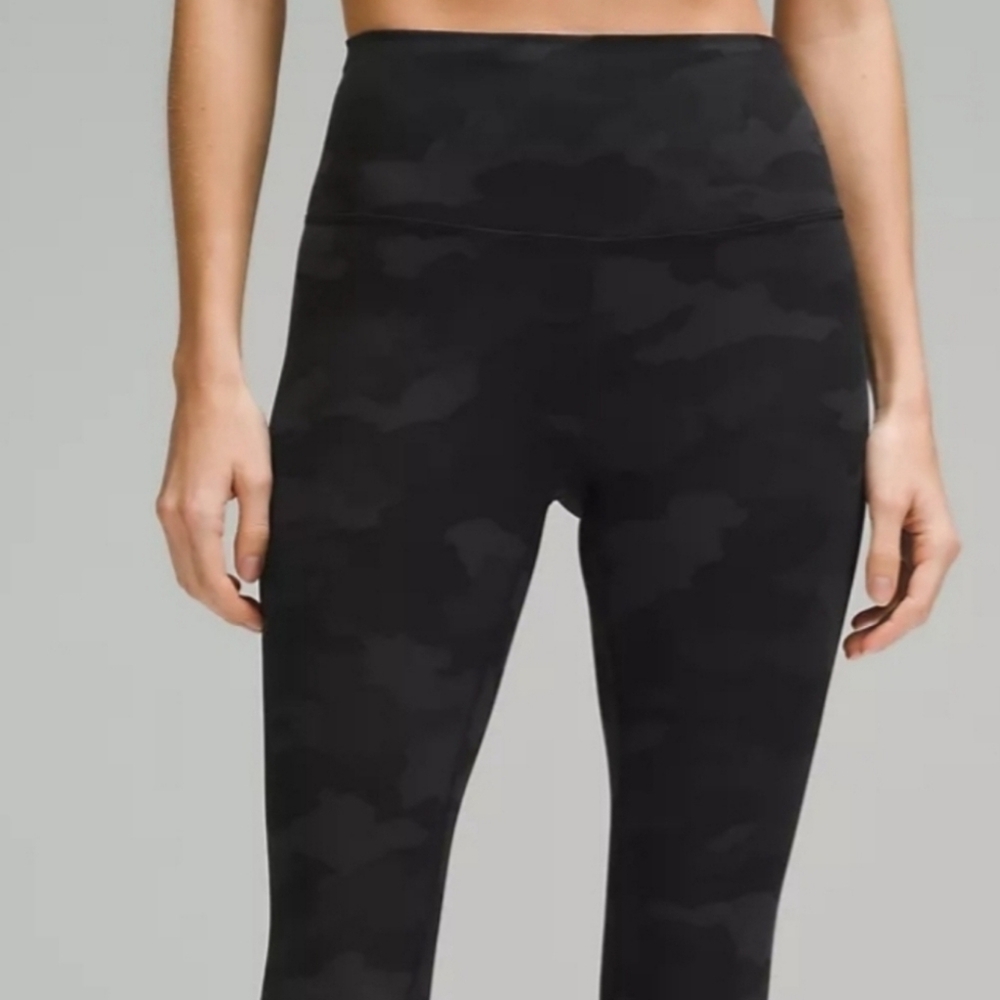 High-Waisted Camo Black Leggings with Seamless Design